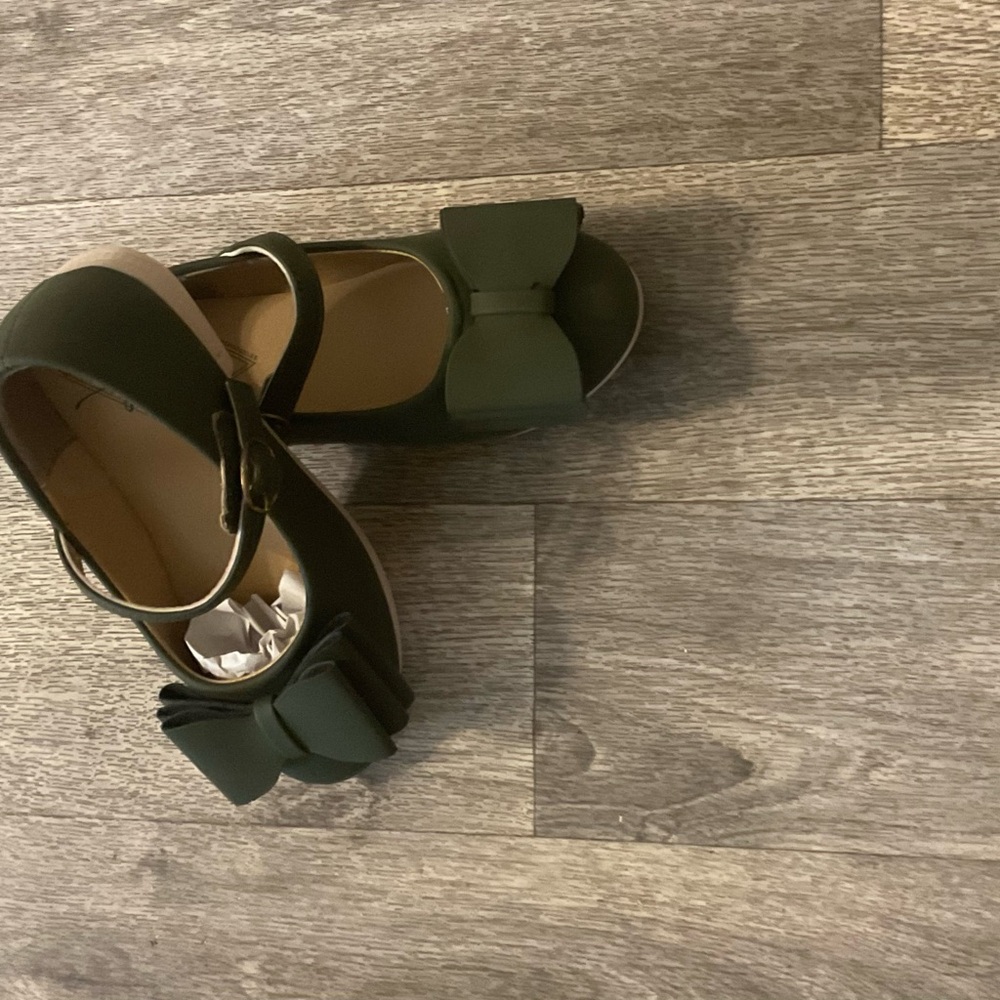 Charming Olive Bow Mary Jane Dress Shoes